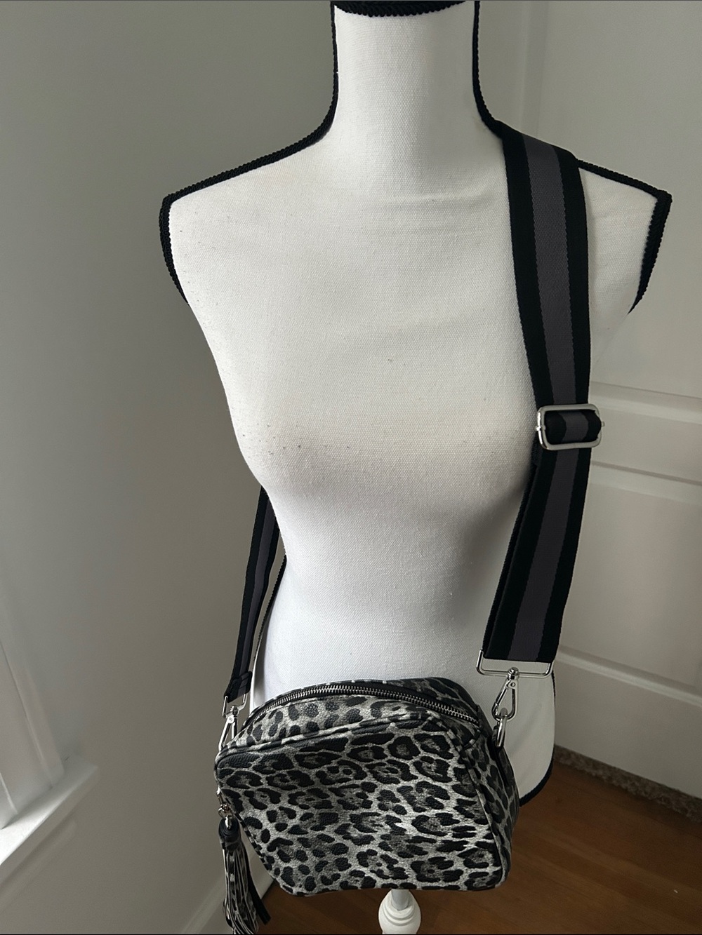 Ahdorned Leopard Print Crossbody Bag with Adjustable Strap